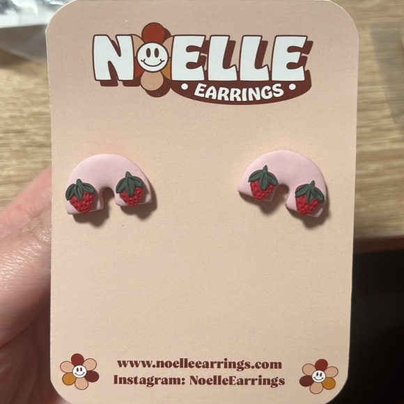 Mini Strawberry Arches Stud Earrings NEW - Picture 1 of 1